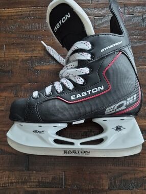 Easton Synergy Black Gray Ice Hockey Skate with Pink Accents with a bag
